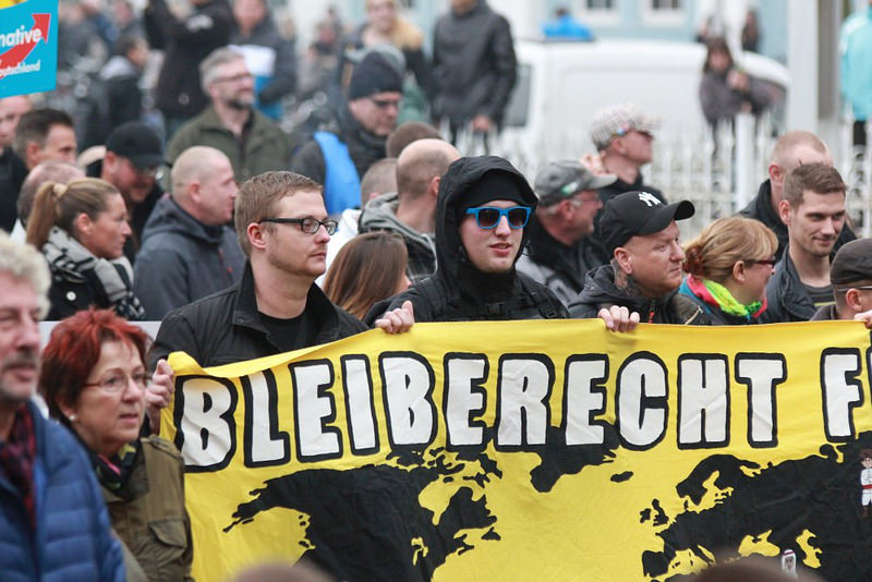 Links am Banner: Thomas Nowak (Nationale Sozialisten Rostock)